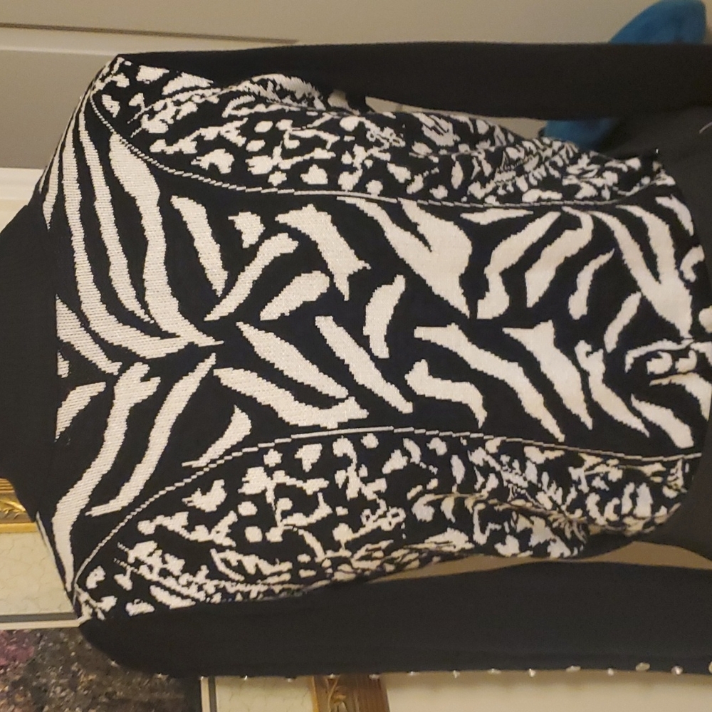 Beautiful black-and-white print turtleneck sweater with beaded sleeve detail - Picture 3 of 7